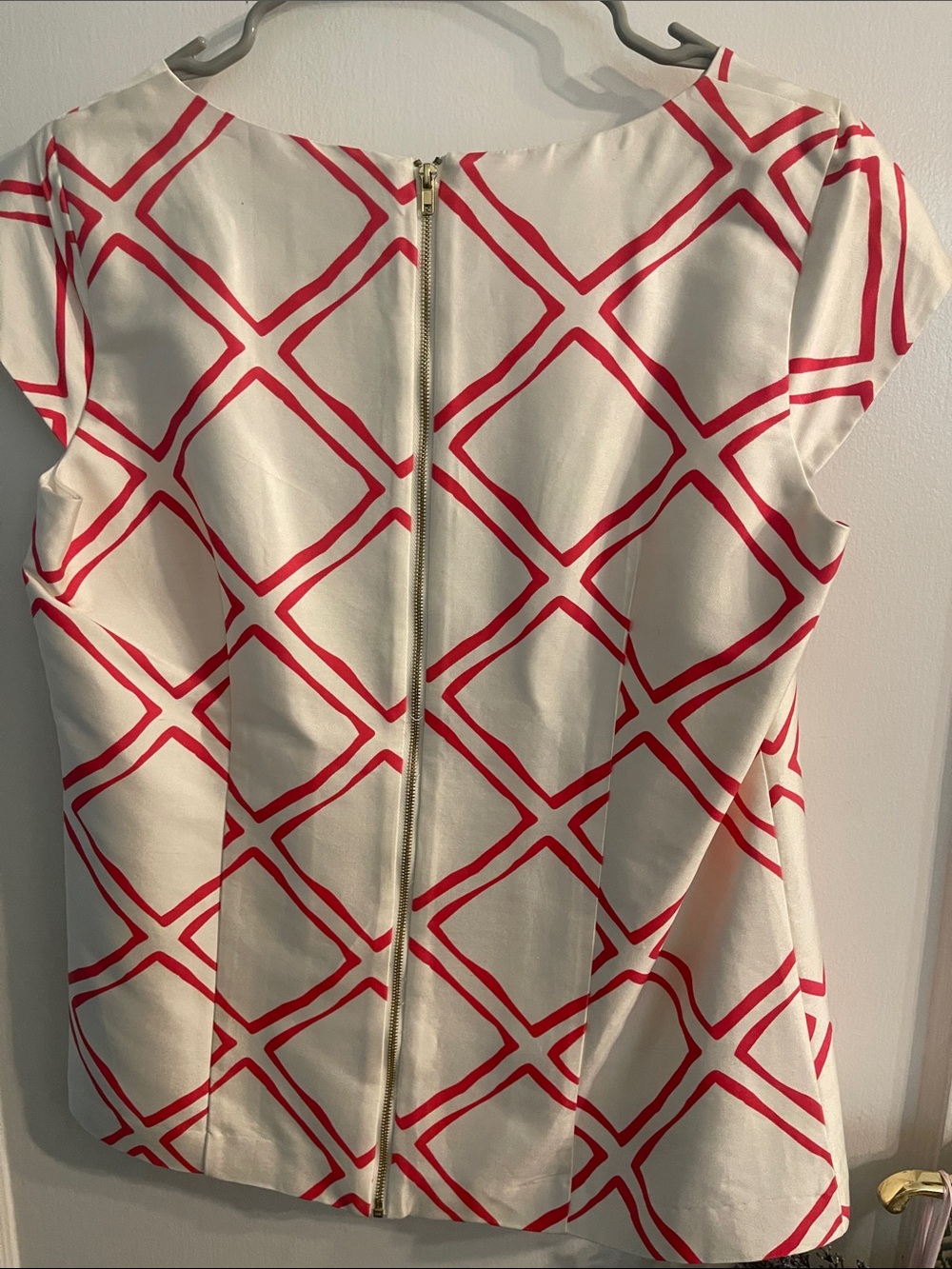 Elizabeth McKay White Cap-Sleeve Top with Red Geometric Print - Picture 2 of 5